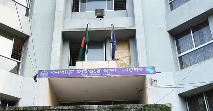 গাড়ি পার্কিংয়ে নিষেধ করায় পুলিশের ওপর হামলা