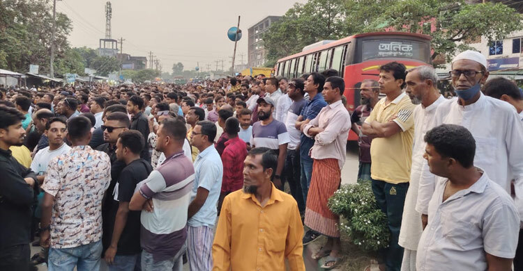 মহাসড়কের একপাশ বন্ধ করে বিএনপি নেতার স্মরণসভা