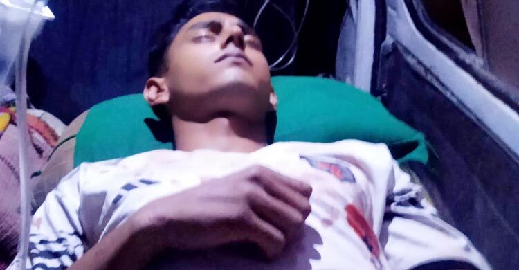 প্রেমের সম্পর্কের জেরে প্রেমিক ও তার বাবাকে কুপিয়ে জখম