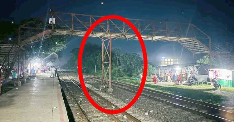 ওভারব্রিজের সঙ্গে ধাক্কায় ট্রেনের ছাদে থাকা যাত্রী নিহত