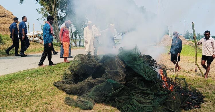 নাটোরে ৭ লাখ টাকার নিষিদ্ধ চায়না দুয়ারি জাল ধ্বংস