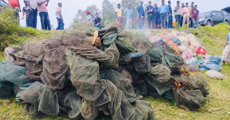 নাটোরে ২০ লাখ টাকার চায়না দুয়ারি জাল ধ্বংস