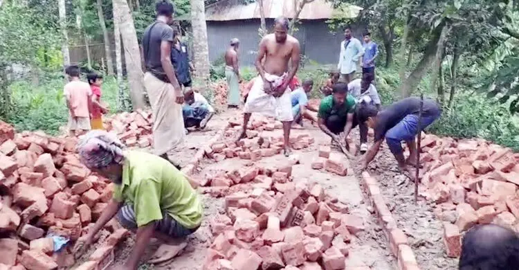 সরকারি সহায়তা না পেয়ে স্বেচ্ছাশ্রমে রাস্তা সংস্কার করলো গ্রামবাসী