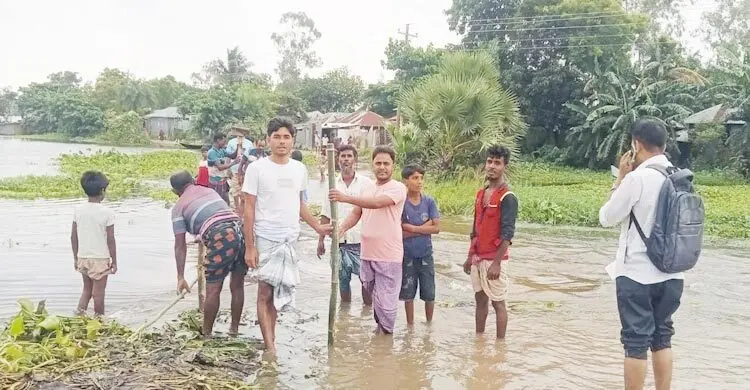ভেঙে যাওয়া সড়ক সংস্কার করলেন বিএনপি-ছাত্রদল নেতারা