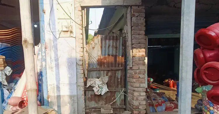 সিংড়ায় ২০ বছরের চলাচলের রাস্তা বন্ধ করে প্রাচীর, অবরুদ্ধ ৭ পরিবার