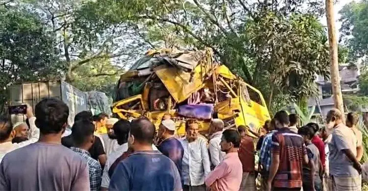 নাটোরে বাস-ট্রাক সংঘর্ষের ঘটনায় মামলা করেছে পুলিশ