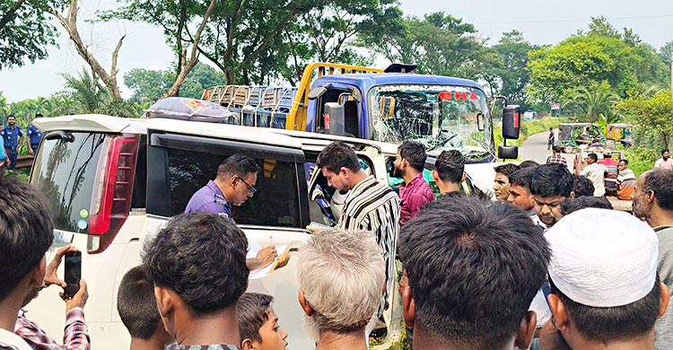 সড়ক দুর্ঘটনায় প্রাণ গেল দুই শিশুর, হাসপাতালে বাবা-মা