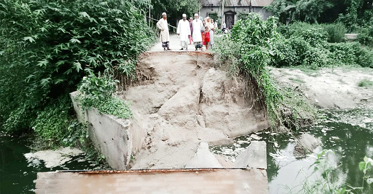 বড়াইগ্রামে সেতু ভেঙে ৯ গ্রামের যোগাযোগ বন্ধ