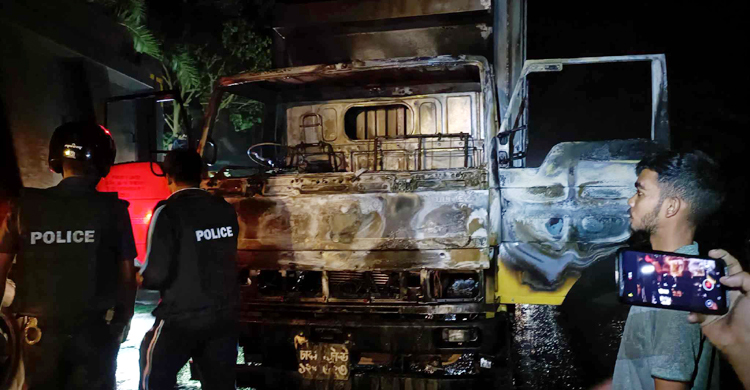 নাটোরে প্রাণের কাভার্ডভ্যানে আগুন