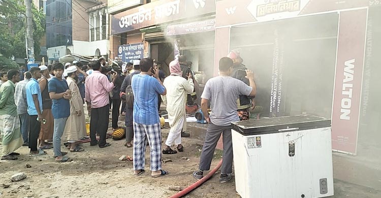 নাটোরে ওয়ালটনের শোরুমে আগুন