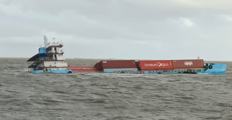 সন্দ্বীপে কনটেইনারবাহী জাহাজ উদ্ধারে নৌবাহিনী