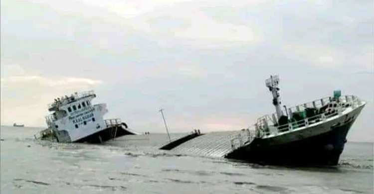 মেঘনায় ডুবলো কয়লাবাহী জাহাজ