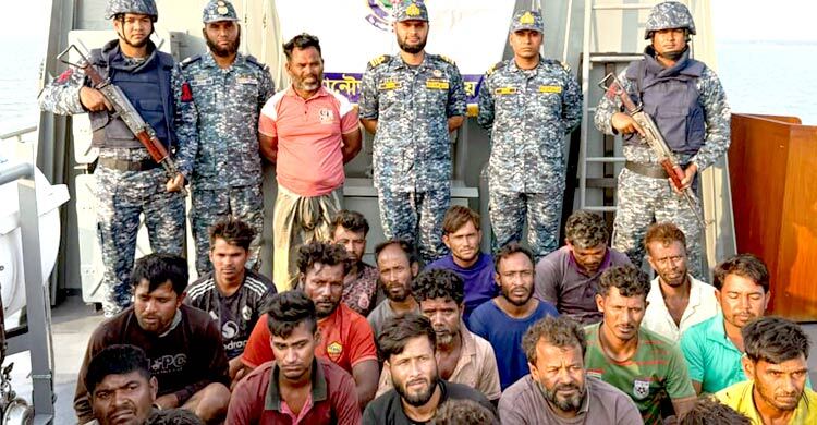 নৌবাহিনীর সহায়তায় রক্ষা পেলো সাগরে ভাসতে থাকা ২৪ জেলের জীবন
