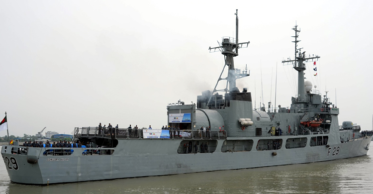 ১২০ টন ত্রাণ নিয়ে নৌবাহিনীর জাহাজ গেলো মিয়ানমারে