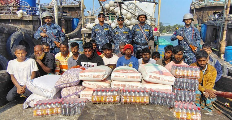 মিয়ানমারে পাচারকালে সিমেন্টবোঝাই দুই বোটসহ ১৯ জনকে আটক