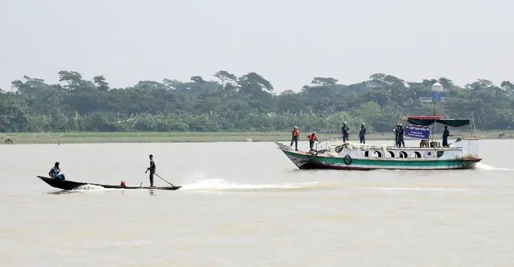 মা ইলিশ রক্ষায় নৌবাহিনীর অভিযান, ২৫ কোটি টাকার অবৈধ জাল জব্দ