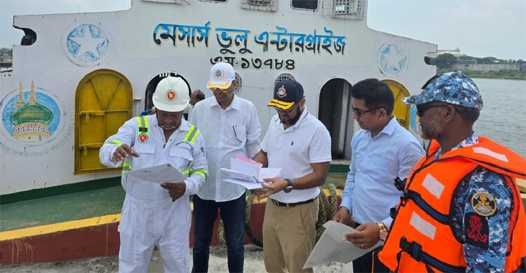 সদরঘাট-ফতুল্লা নৌপথে অভিযান, ৯ বালিবাহী নৌযানকে জরিমানা