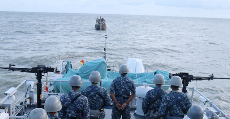 বঙ্গোপসাগরে ভাসতে থাকা ট্রলারসহ ২৬ জেলেকে উদ্ধার করলো নৌবাহিনী