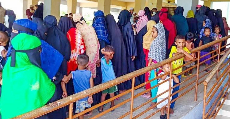 সেন্টমার্টিনে বিনামূল্যে চিকিৎসা দিলো নৌবাহিনী