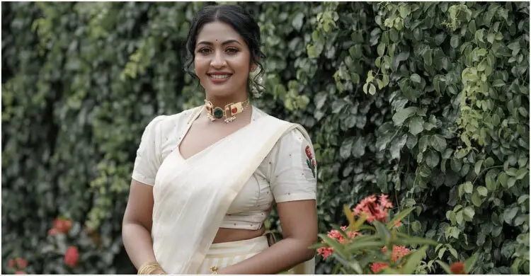 বিমানবন্দরে আটক অভিনেত্রী, মোটা জরিমানায় মিললো মুক্তি