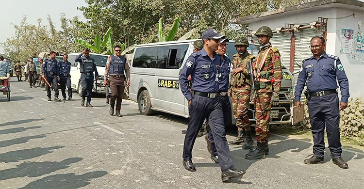 মুদি দোকানের সামনে ছিল সাদা বস্তা, খুলতেই মিললো ককটেল-পেট্রোল বোমা