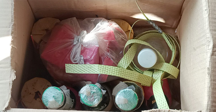 মুদি দোকানের সামনে ছিল সাদা বস্তা, খুলতেই মিললো ককটেল-পেট্রোল বোমা