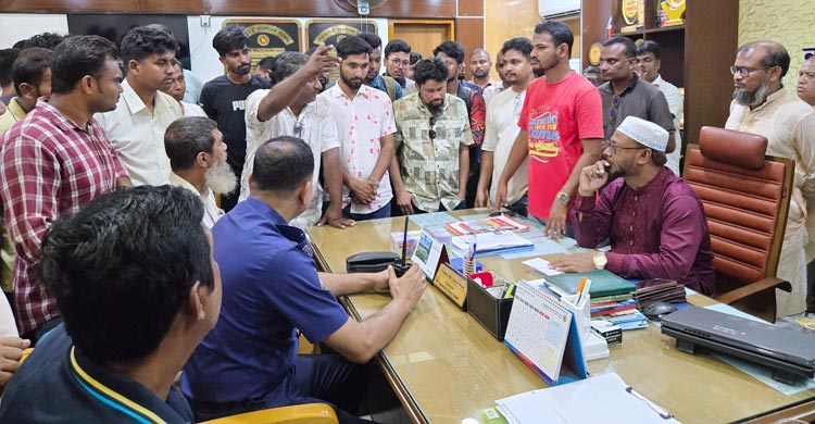 একাদশ শ্রেণিতে ভর্তি প্রক্রিয়ায় অতিরিক্ত ফি নেওয়ার প্রতিবাদ করায় নওগাঁ সরকারি কলেজ ছাত্রদলের আহ্বায়ক জুনায়েদ হোসেন জুনের ওপর হামলার অভিযোগ উঠেছে