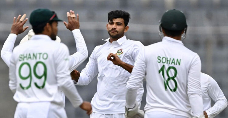 ৮ রানের লিড নিয়েই অলআউট নিউজিল্যান্ড