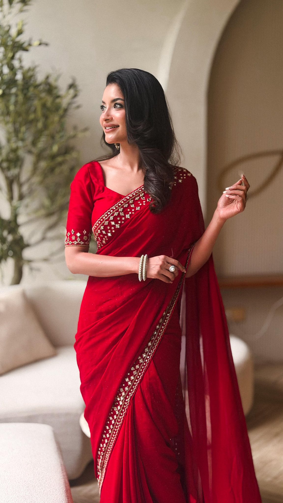 চোখ ধাঁধানো লালের সাজে হাস্যোজ্জ্বল তুষি