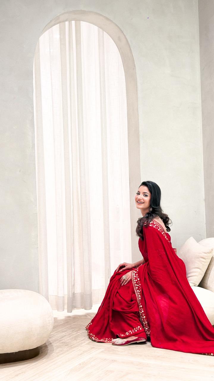 চোখ ধাঁধানো লালের সাজে হাস্যোজ্জ্বল তুষি