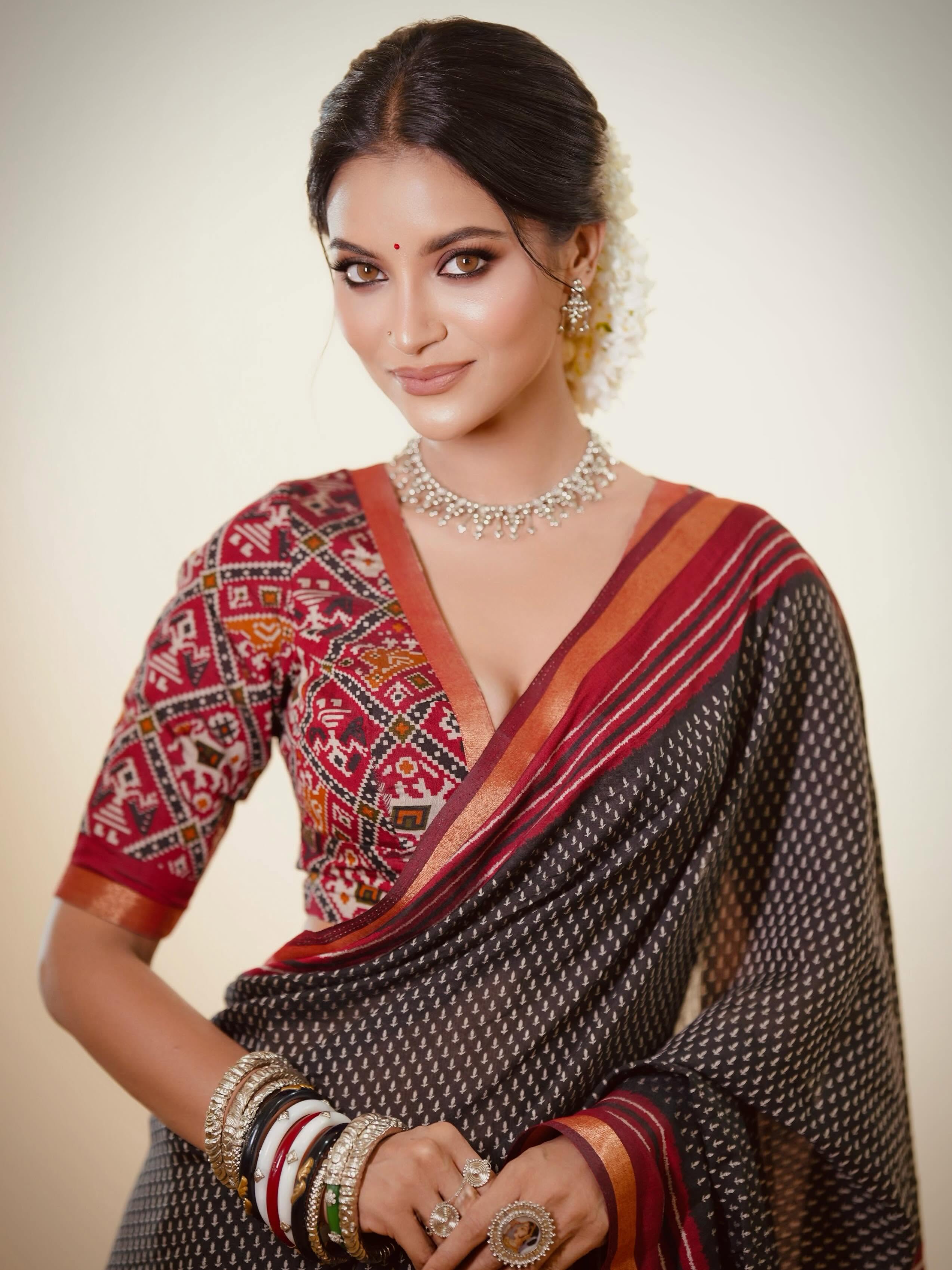 সিম্পল শাড়িতে তুষির গ্ল্যামারাস ট্র্যাডিশনাল লুক