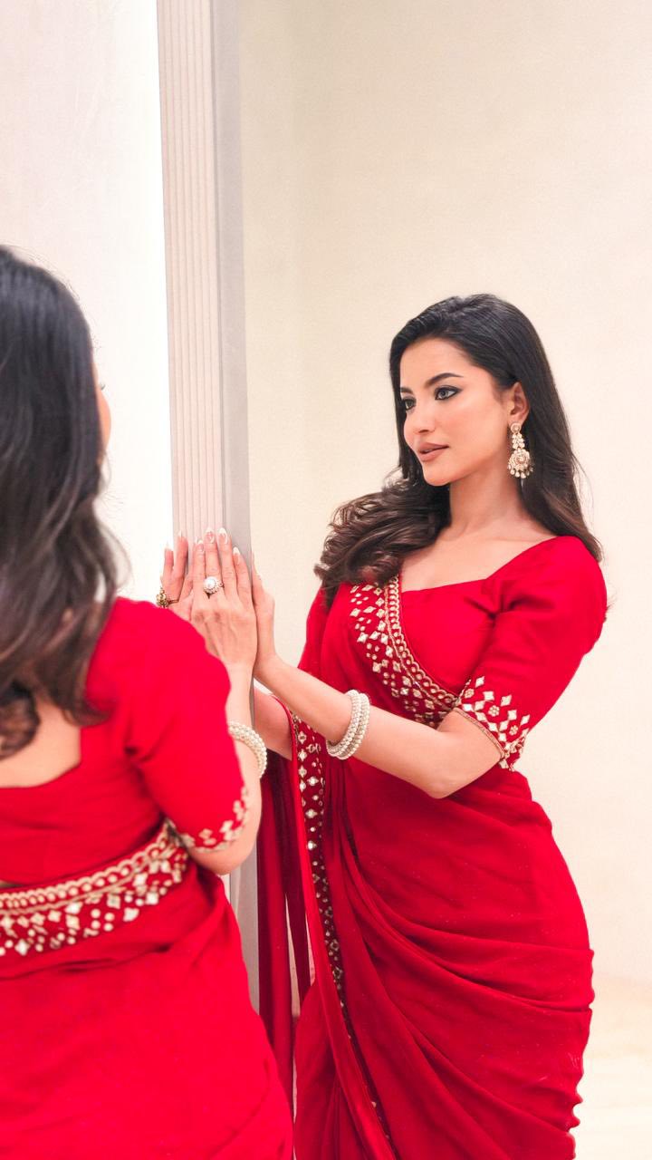 চোখ ধাঁধানো লালের সাজে হাস্যোজ্জ্বল তুষি