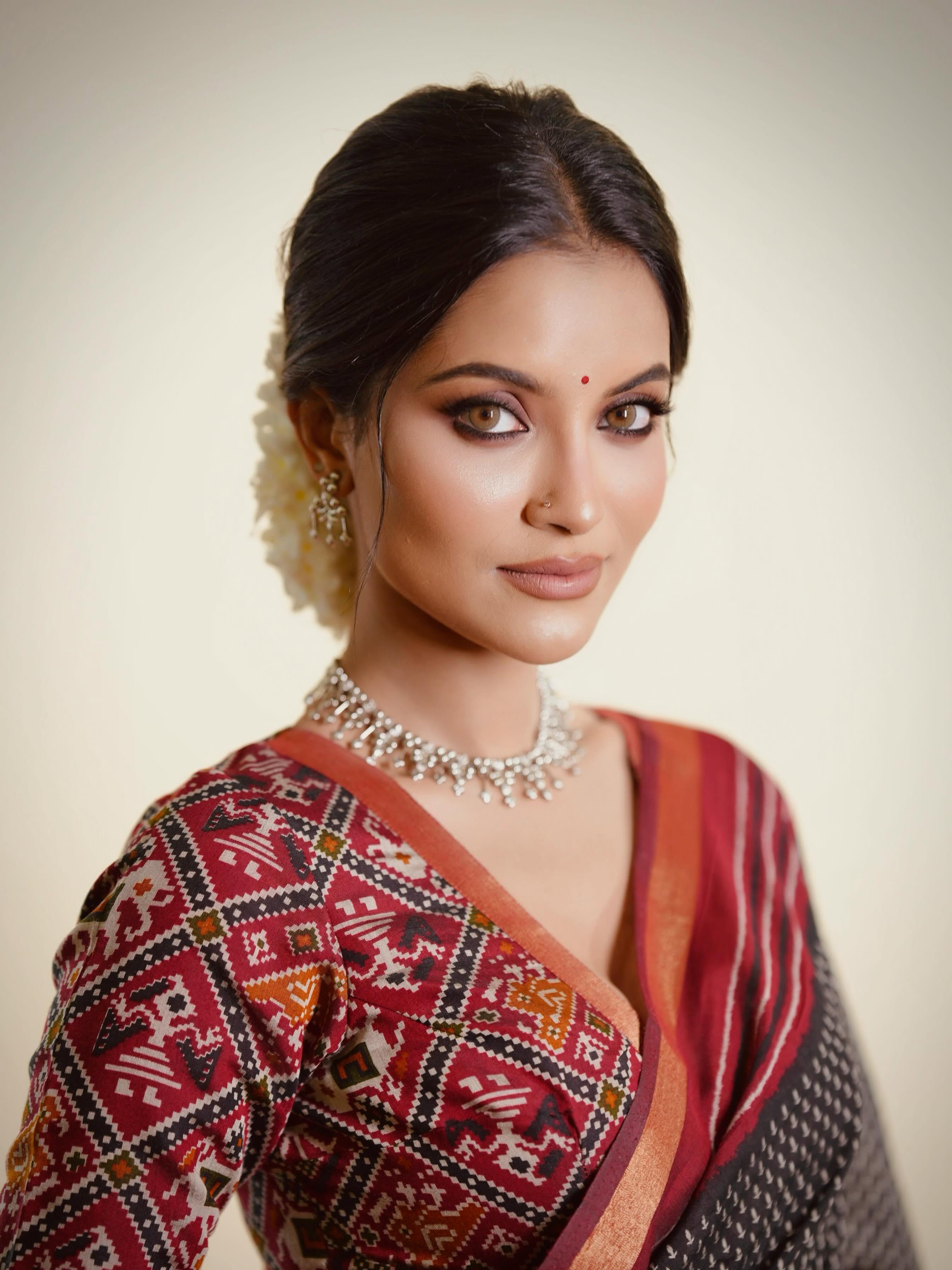 সিম্পল শাড়িতে তুষির গ্ল্যামারাস ট্র্যাডিশনাল লুক