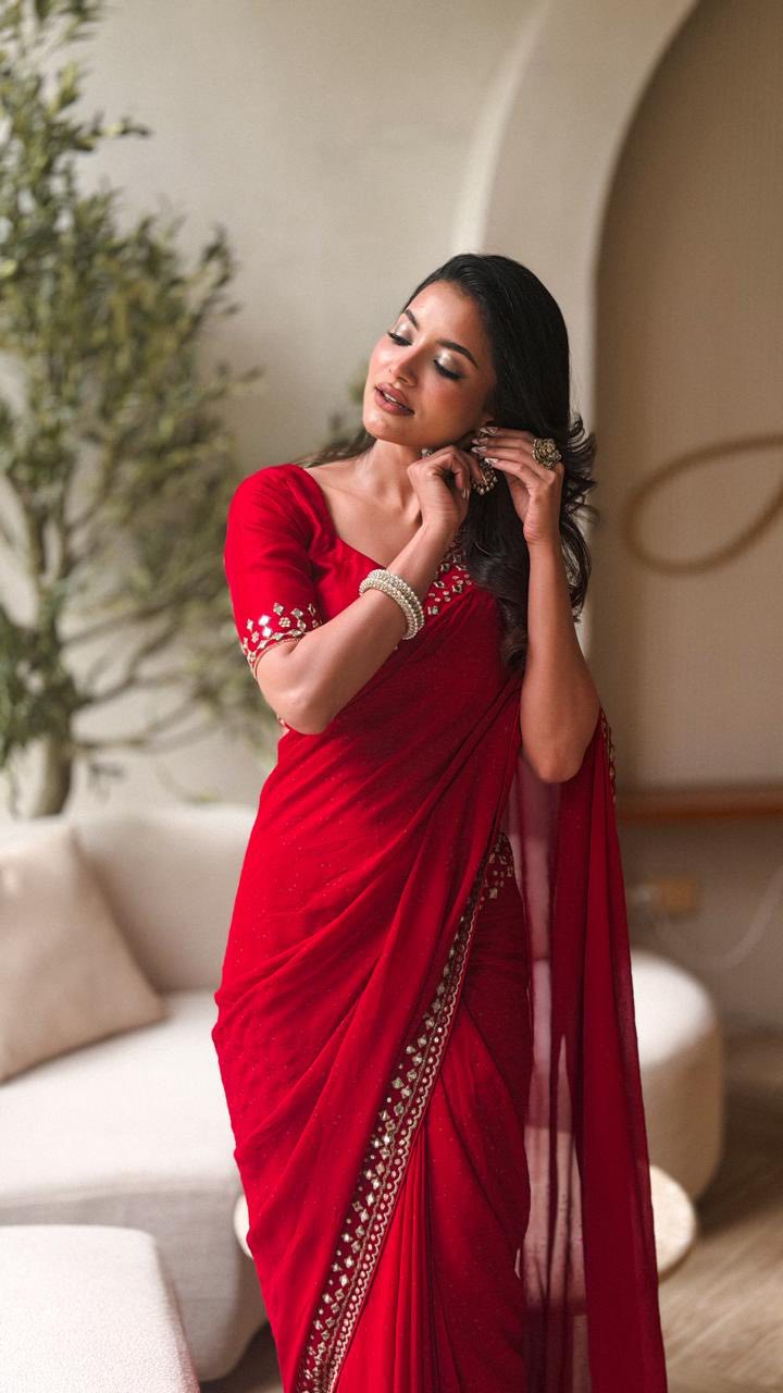 চোখ ধাঁধানো লালের সাজে হাস্যোজ্জ্বল তুষি