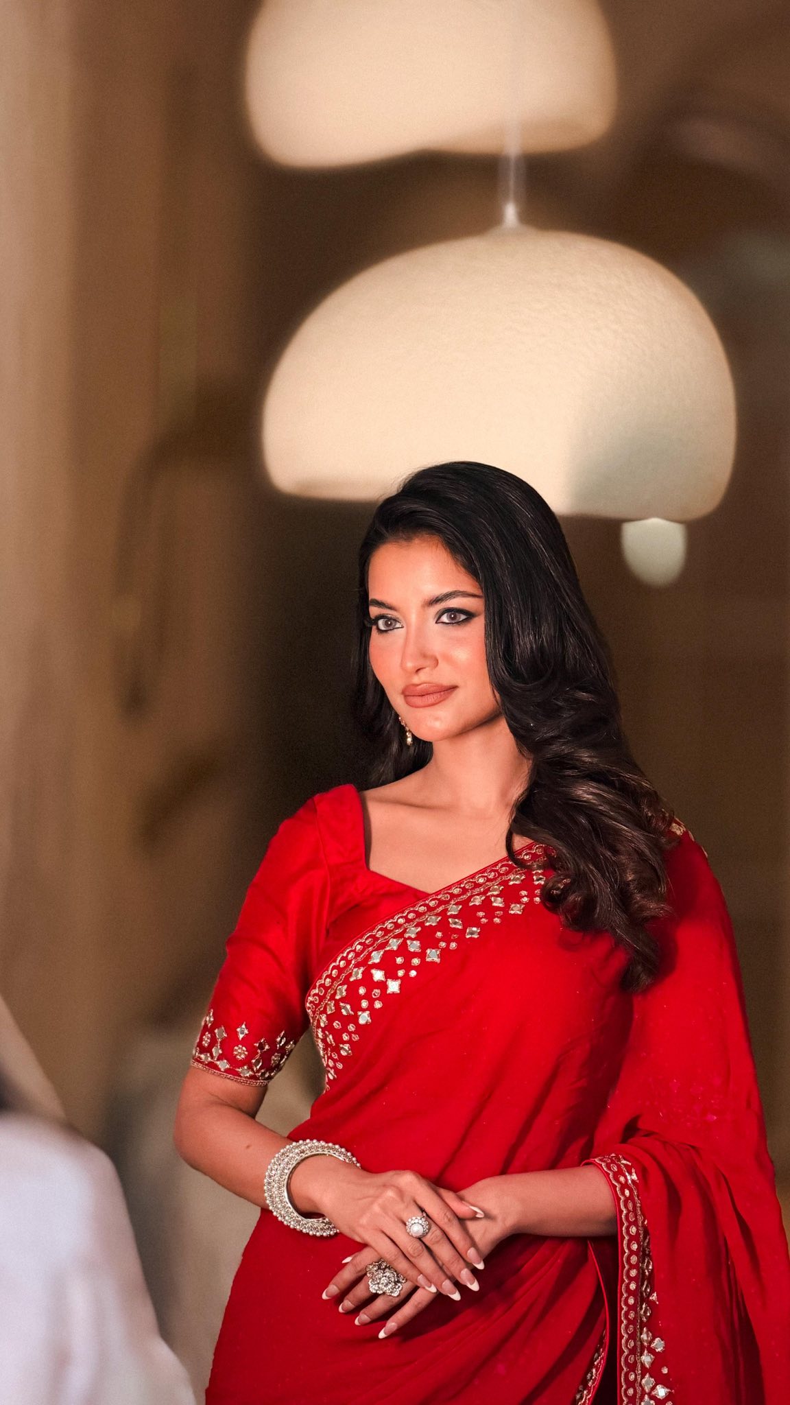 চোখ ধাঁধানো লালের সাজে হাস্যোজ্জ্বল তুষি