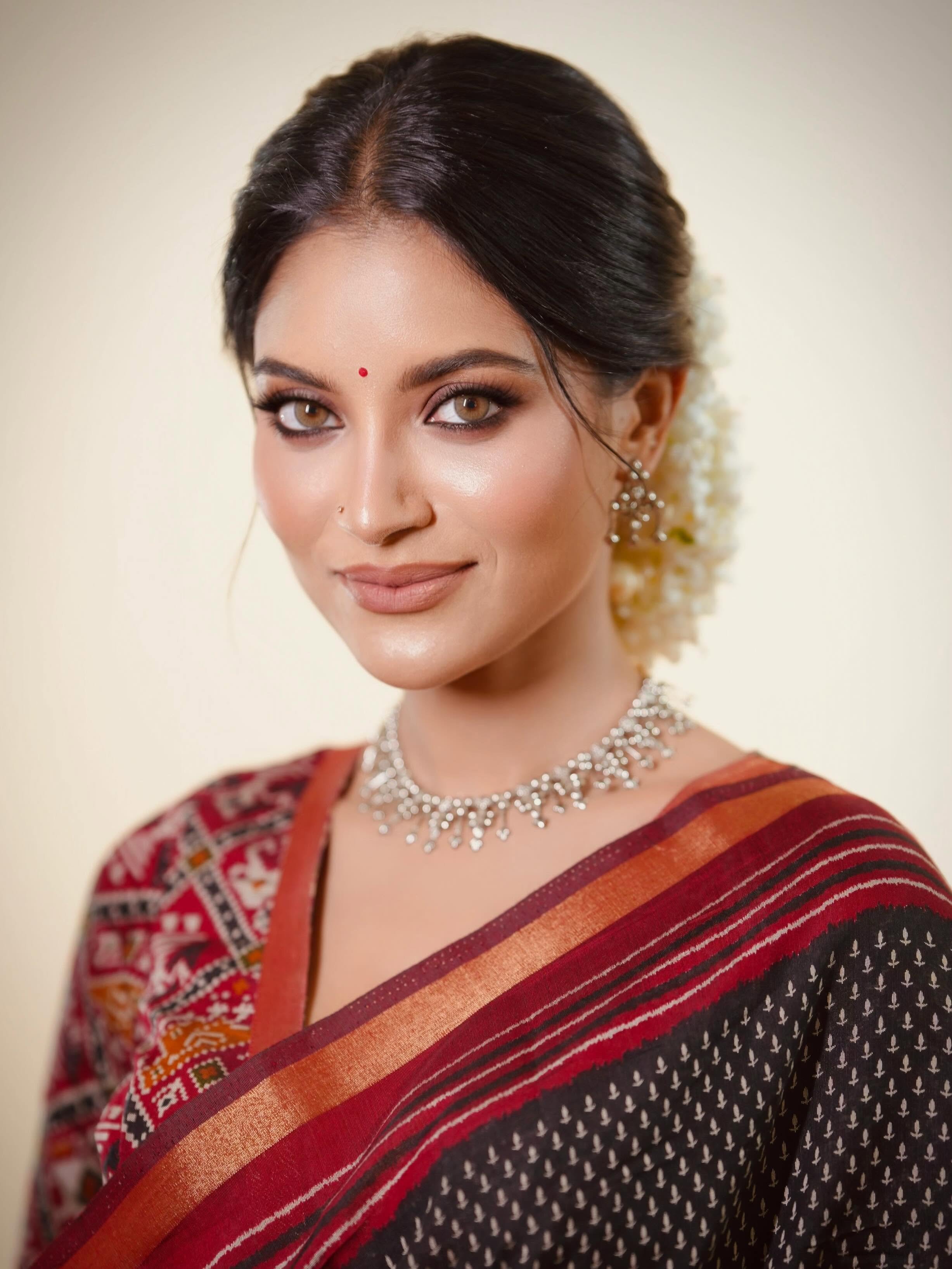 সিম্পল শাড়িতে তুষির গ্ল্যামারাস ট্র্যাডিশনাল লুক