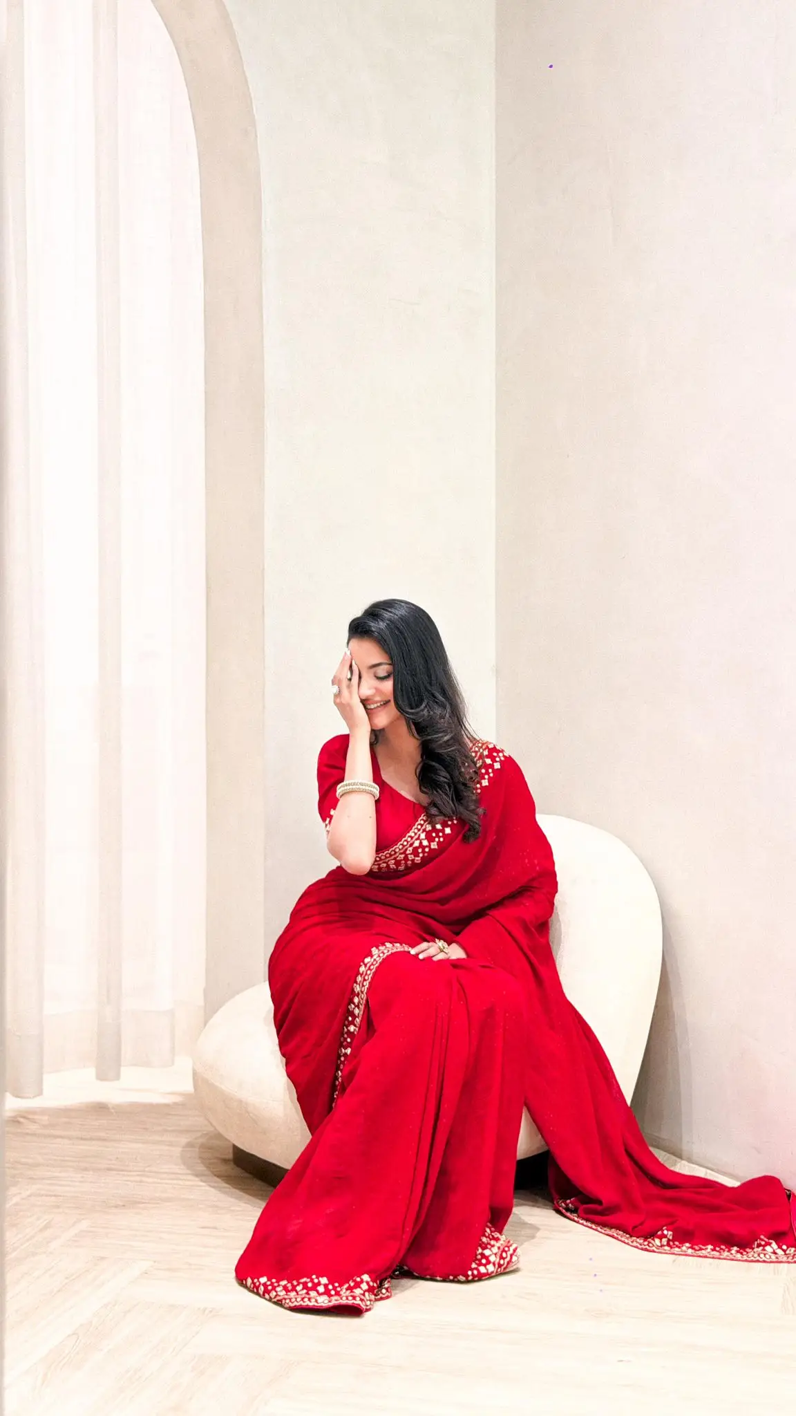 চোখ ধাঁধানো লালের সাজে হাস্যোজ্জ্বল তুষি