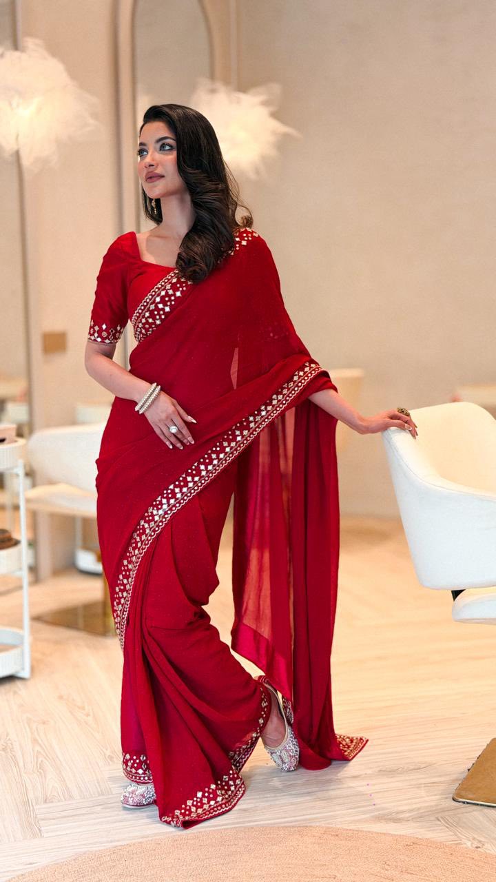 চোখ ধাঁধানো লালের সাজে হাস্যোজ্জ্বল তুষি