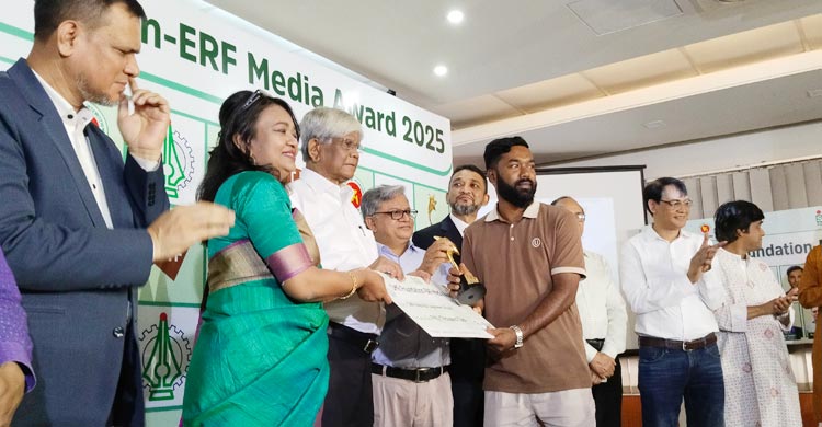 এসএমই ফাউন্ডেশন-ইআরএফ অ্যাওয়ার্ড পেলেন জাগো নিউজের নাজমুল