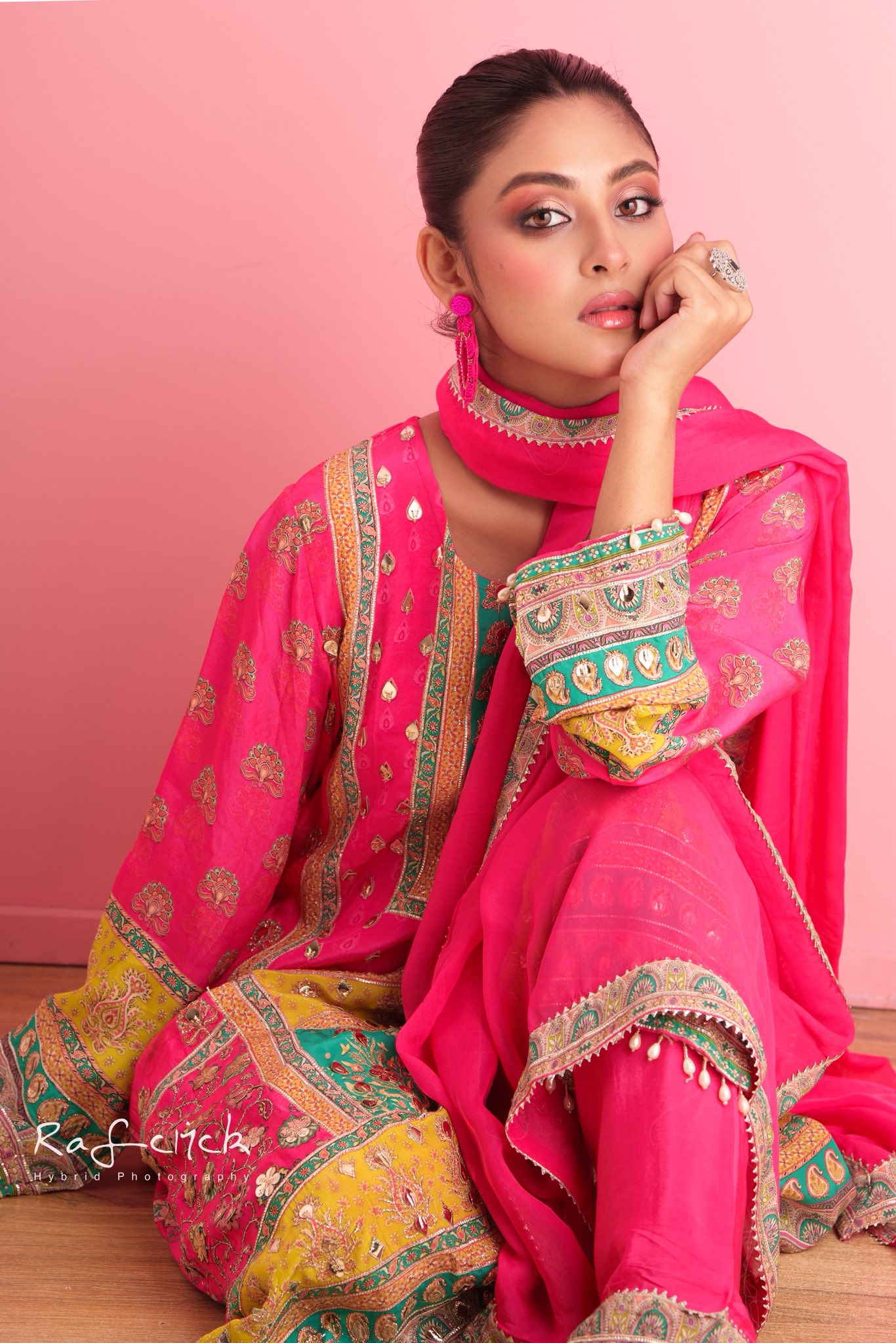 হট পিংকে নীহার ফেস্টিভ স্টাইল স্টেটমেন্ট