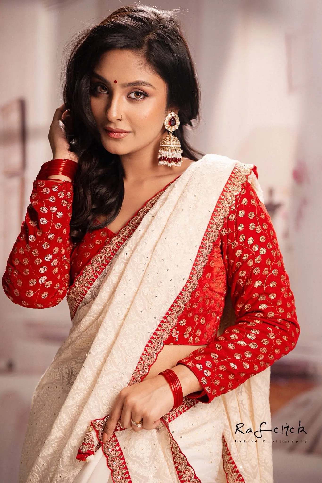 প্রেমের গুঞ্জনের মাঝেই নজর কাড়ছে নাজনীন নিহার আকর্ষণীয় লুক