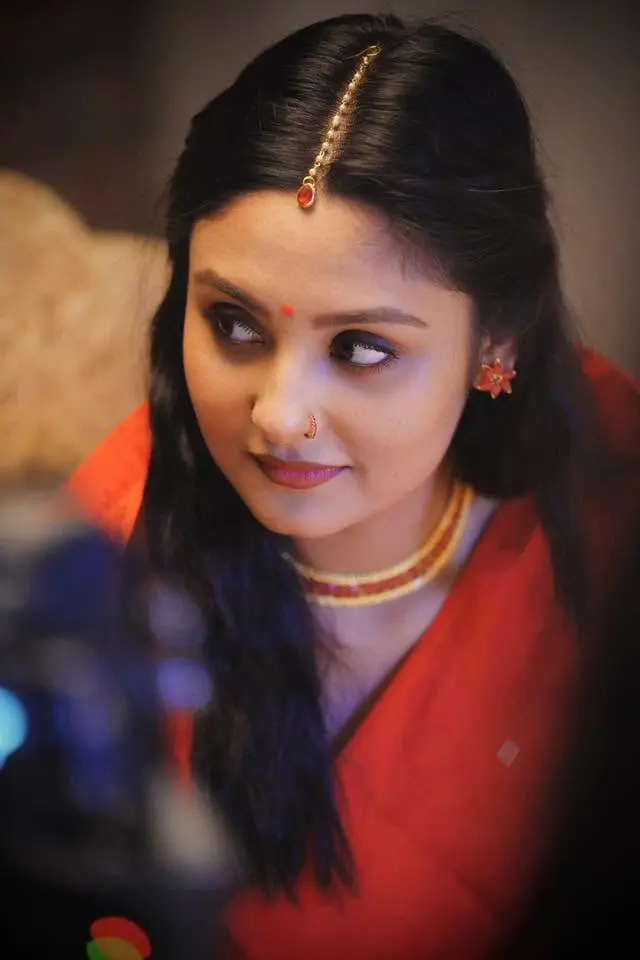 প্রেমের গুঞ্জনের মাঝেই নজর কাড়ছে নাজনীন নিহার আকর্ষণীয় লুক