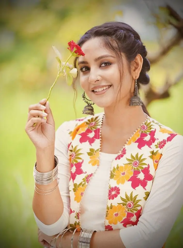 প্রেমের গুঞ্জনের মাঝেই নজর কাড়ছে নাজনীন নিহার আকর্ষণীয় লুক