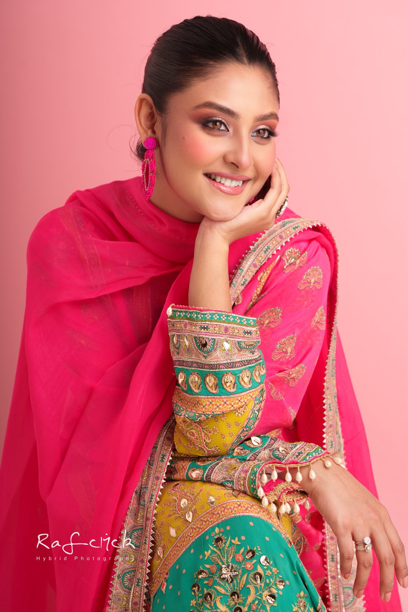 হট পিংকে নীহার ফেস্টিভ স্টাইল স্টেটমেন্ট