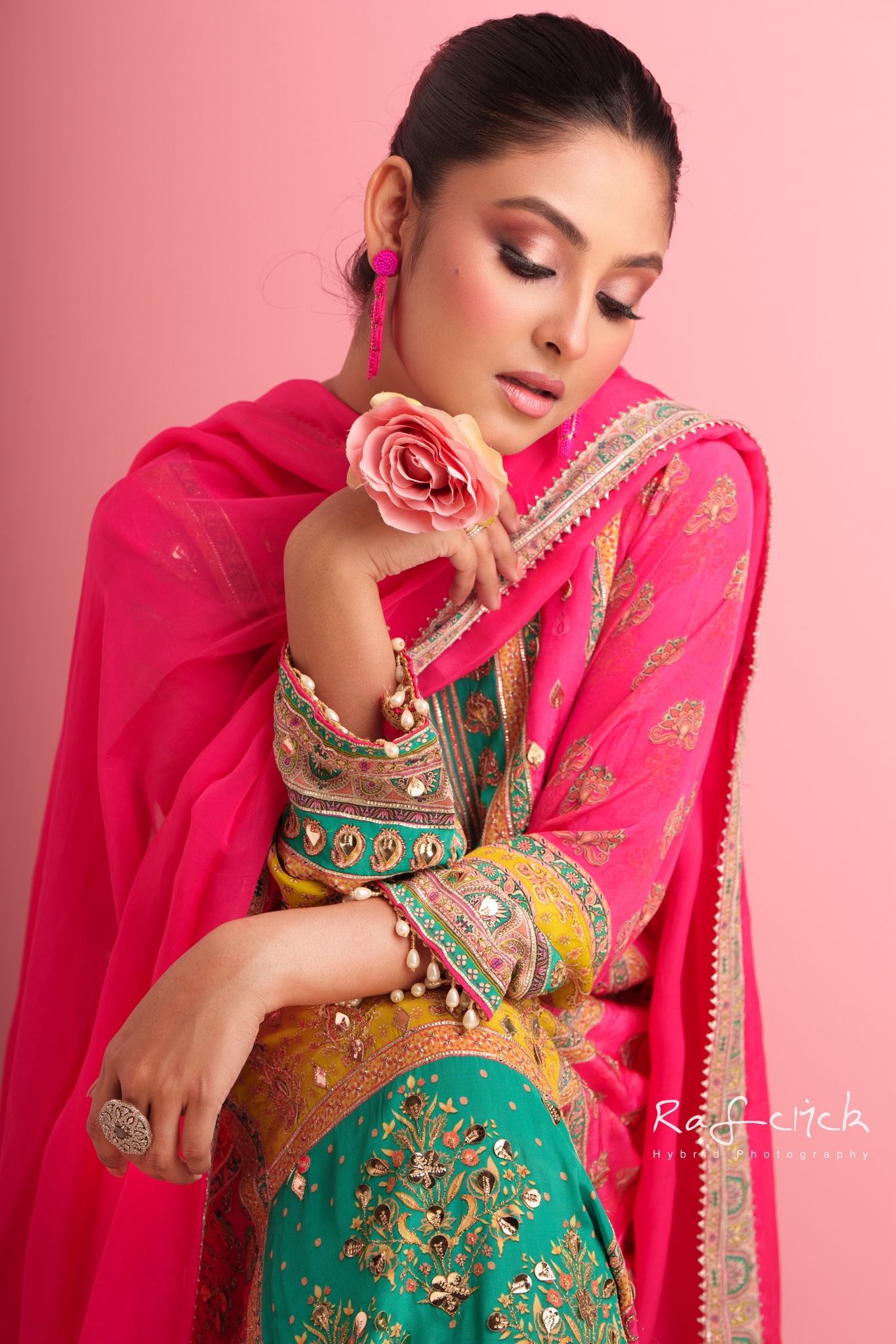 হট পিংকে নীহার ফেস্টিভ স্টাইল স্টেটমেন্ট