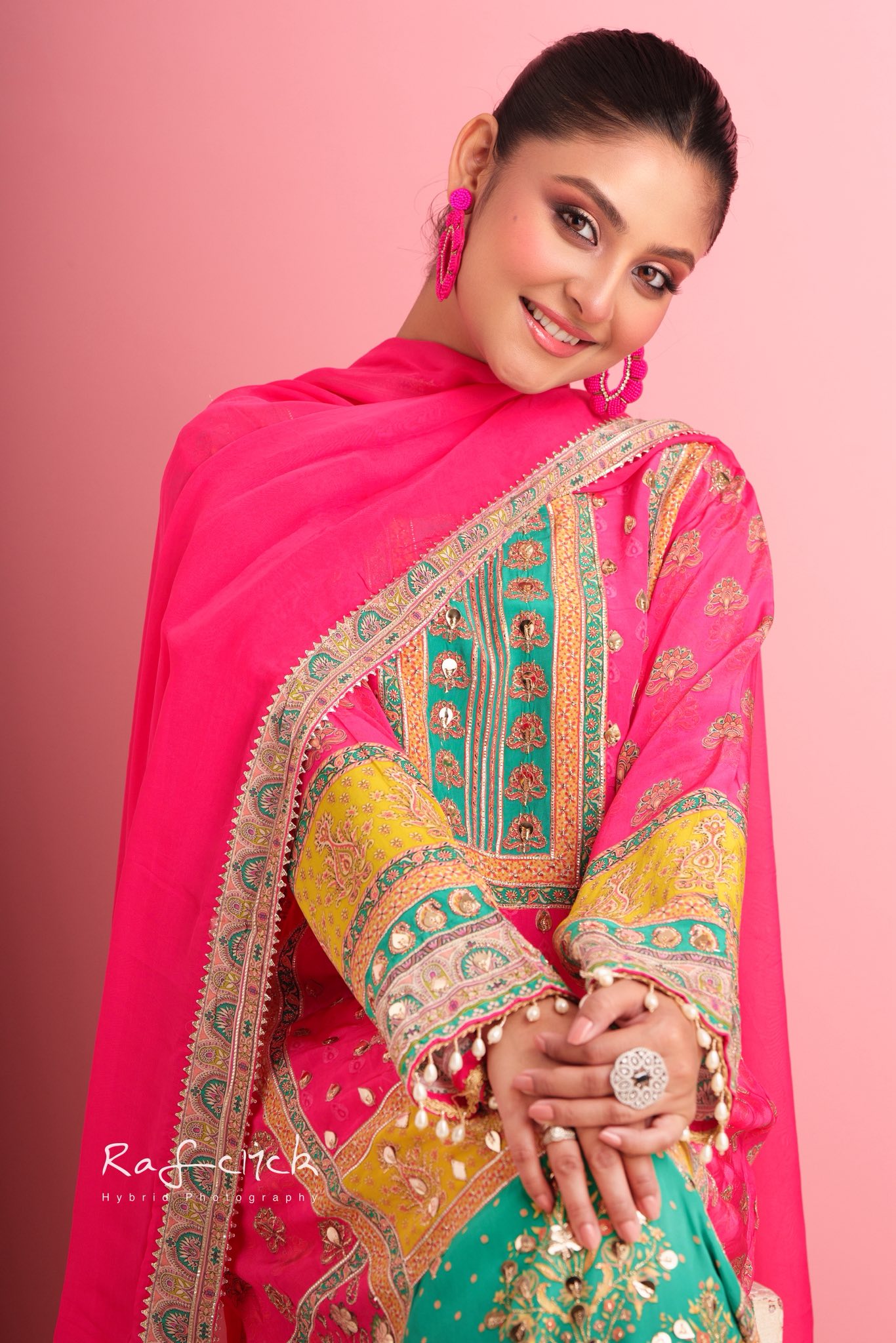 হট পিংকে নীহার ফেস্টিভ স্টাইল স্টেটমেন্ট