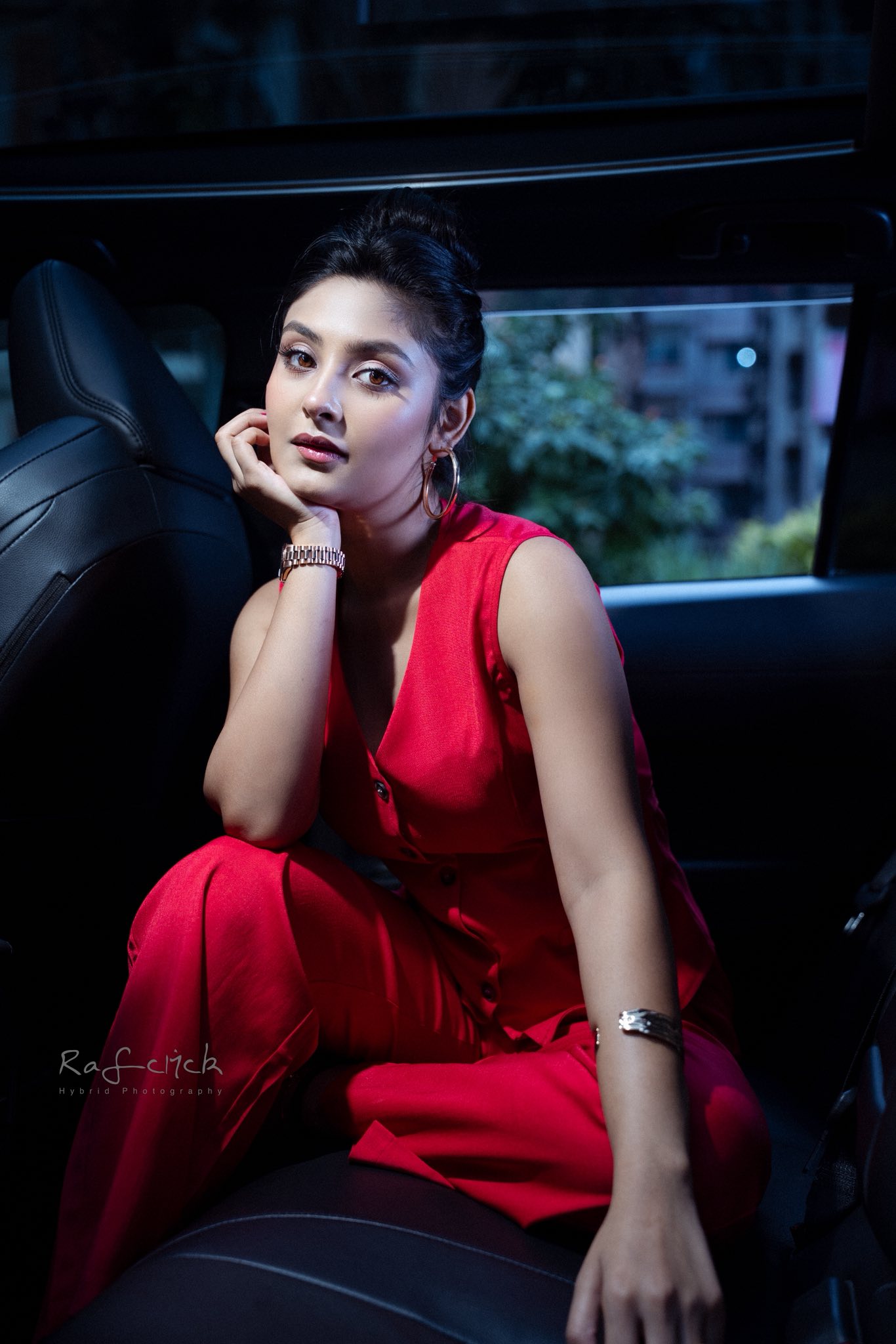 ভেস্ট স্যুটে নজরকাড়া রূপে নাজনীন