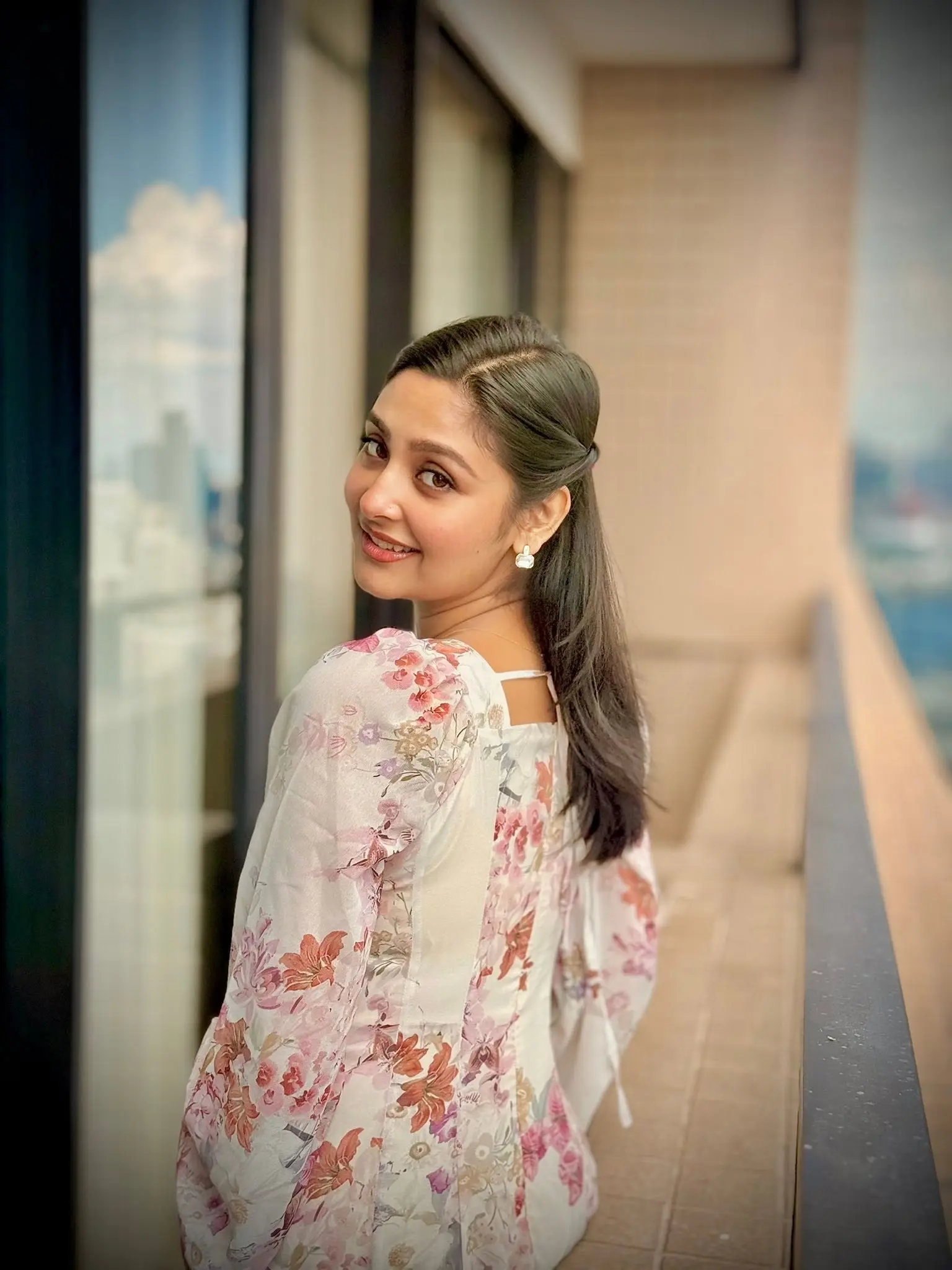 প্রেমের গুঞ্জনের মাঝেই নজর কাড়ছে নাজনীন নিহার আকর্ষণীয় লুক