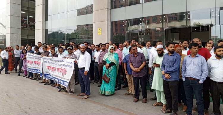 কলম বিরতিতে কর্মকর্তা-কর্মচারীরা, তোপের মুখে চেয়ারম্যান