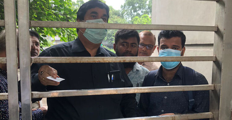 আন্দোলনের মধ্যে এনবিআর ভবনে প্রবেশে কড়াকড়ি